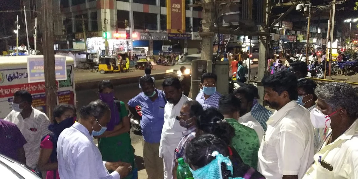 ஊருக்குச் செல்லமுடியாமல் தவித்த மாணவிகள்!