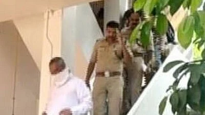 கொரோனா அச்சத்தால், பிரார்த்தனை நடத்திய பாதிரியார் கைது