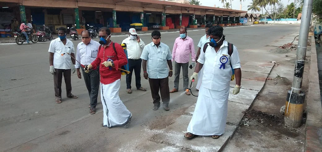 கிருமி நாசினி தெளிக்கும் விஜய் ரசிகர்கள்