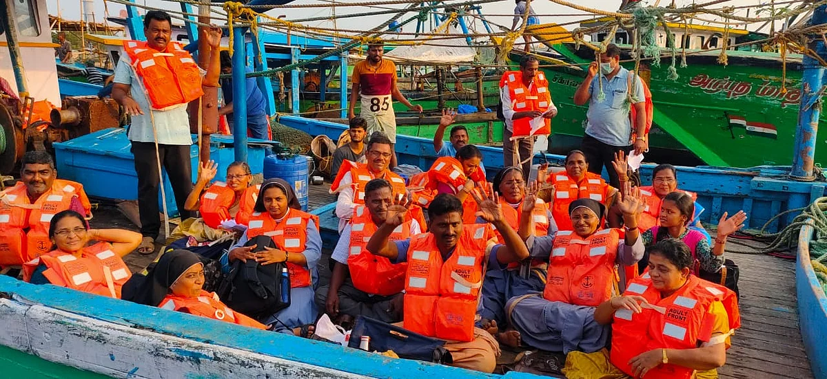 படகில் செல்லும் பக்தர்கள்