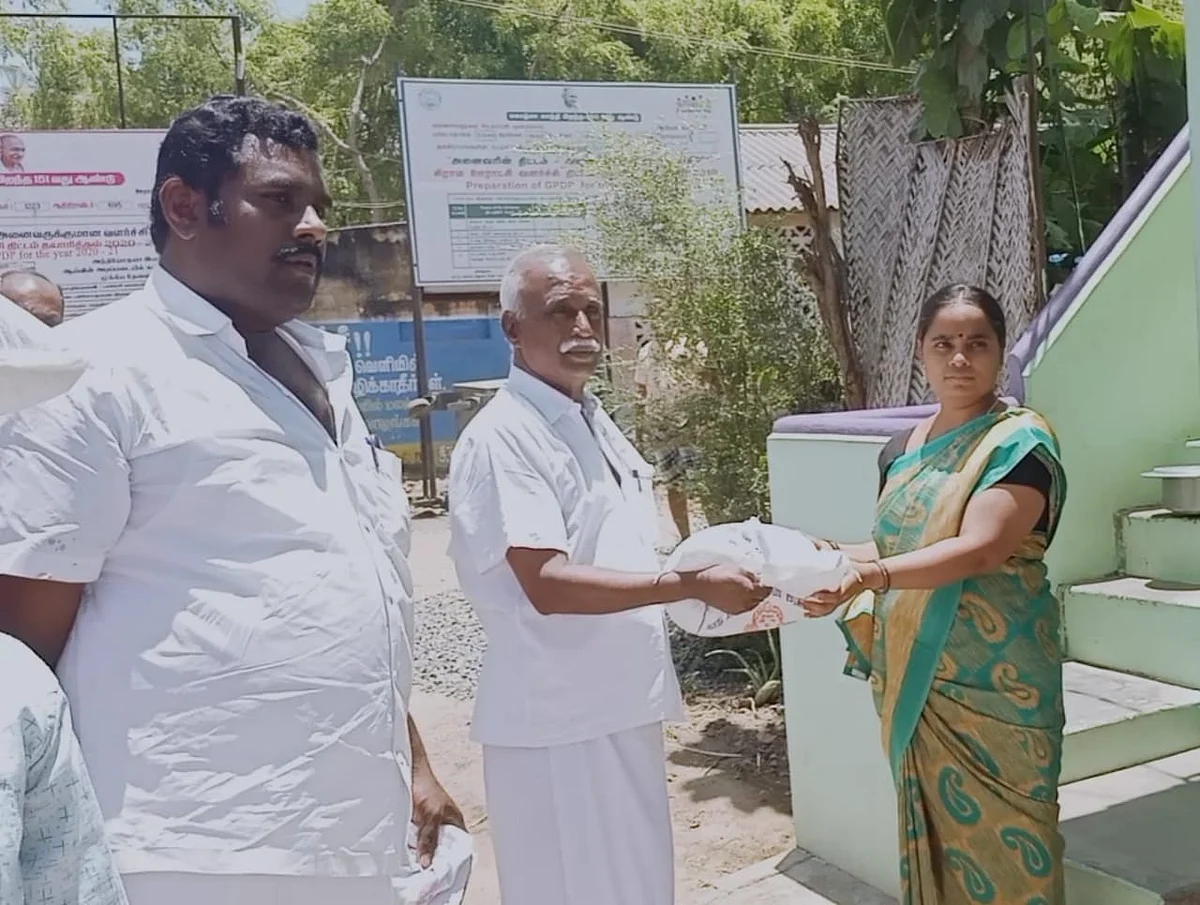 கிராமத்தில் உள்ளூர் வாசிகள் களப்பணி