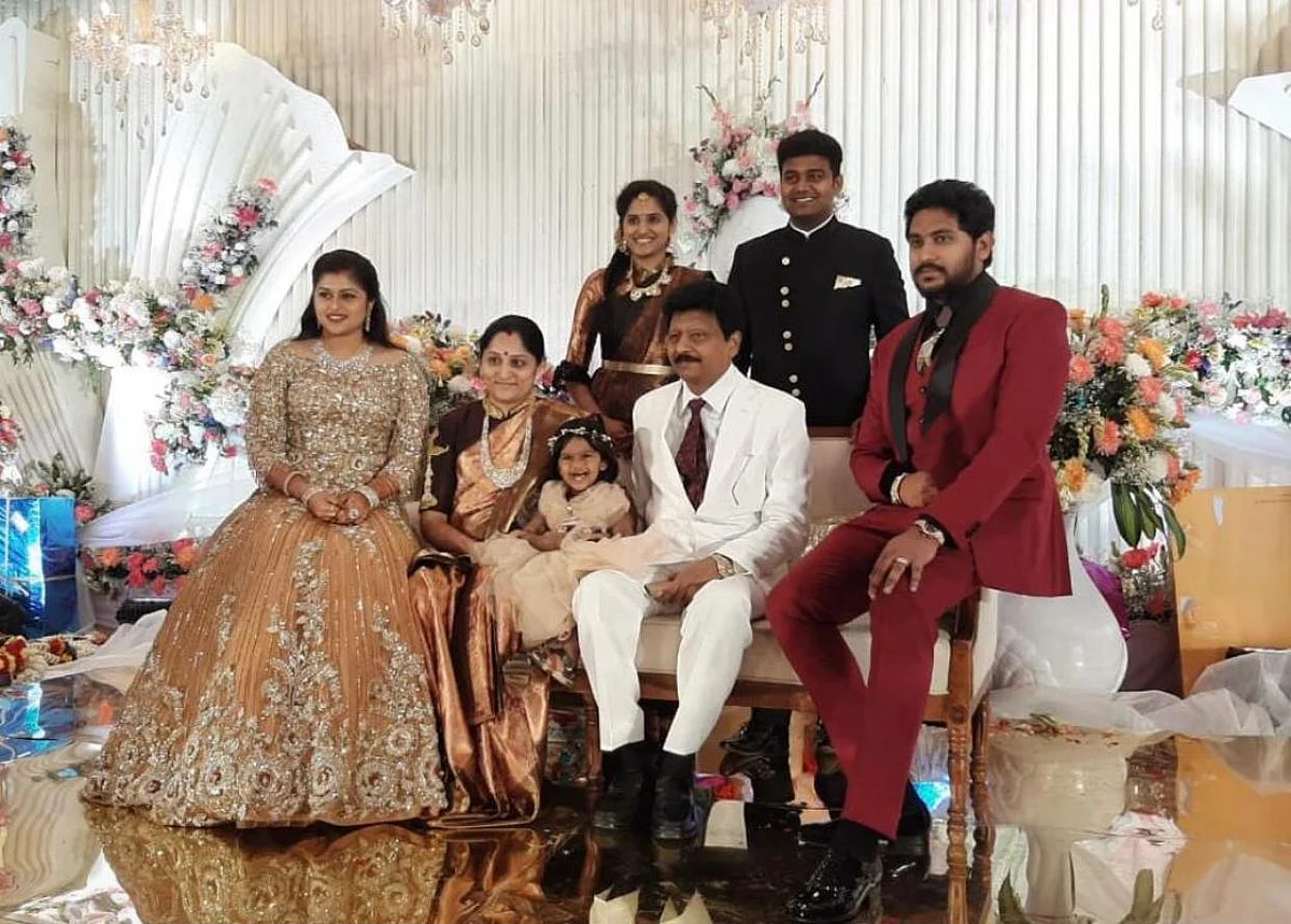 மணமக்களுடன் திவாகரன்