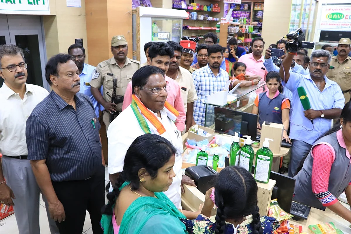 கொரோனா தடுப்பு நடவடிக்கைளைப் பார்வையிடும் நாராயணசாமி