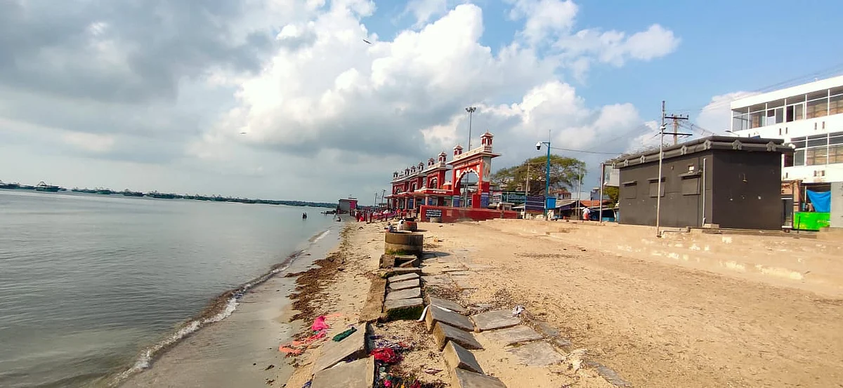 நீராட ஆட்கள் இன்றி கிடக்கும் அக்னிதீர்த்தம்.