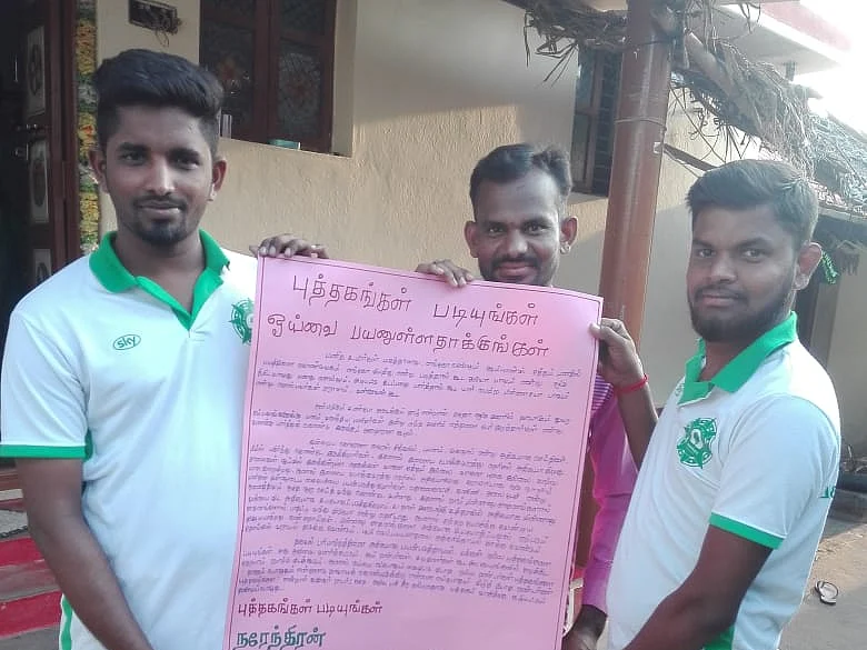 'புத்தகங்கள் படியுங்கள்; சமூக வலைதங்களை ஒதுக்குங்கள்!' - கரூர் இளைஞரின் நூதன விழிப்புணர்வு