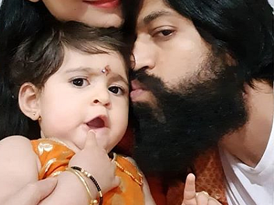 `இது ஒண்ணும் சம்மர்கட் இல்ல...' - கன்னட ராக் ஸ்டார் மகளின் செல்லக்கோபம்... ஒரு கியூட் க்ளிக்!