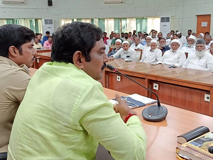 `ஐதிகத்துக்கு முன்னாடி மக்கள் முக்கியமில்லையா?!’ -கொரோனா விழிப்புணர்வில் க்ளாப்ஸ் வாங்கும் கலெக்டர்