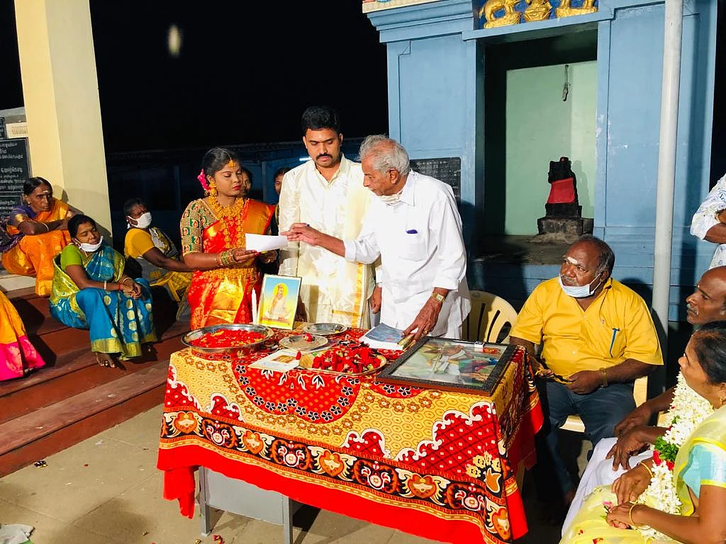 `தமிழ்முறைத் திருமணம்; வீடியோ கால் வாழ்த்து!' - ஊரடங்கிலும் மரபு போற்றிய கரூர் இளைஞர்