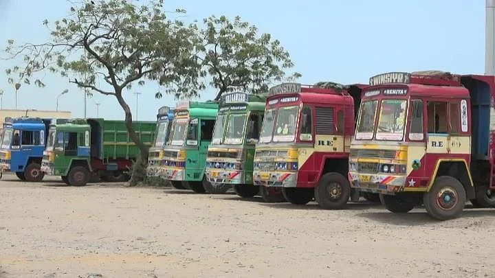 லாரிகள்