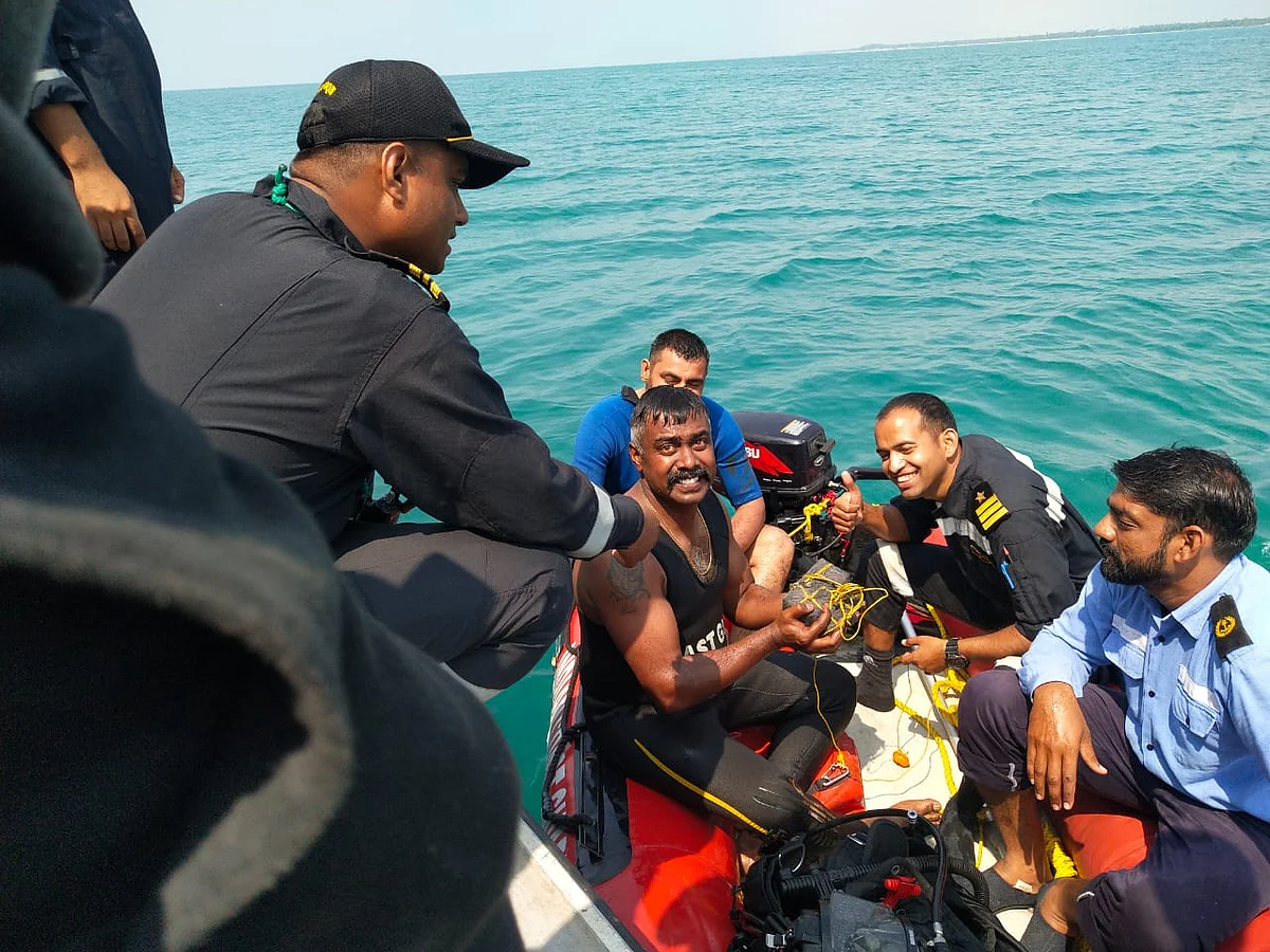 கடலிருந்து தங்கம் மீட்ட வீரர்கள்