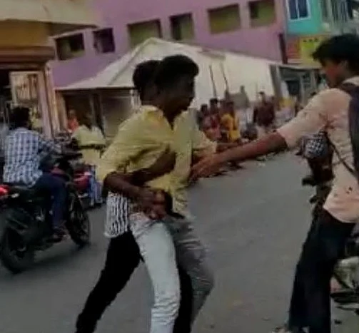 தாக்கிக்கொள்ளும் மாணவர்கள்