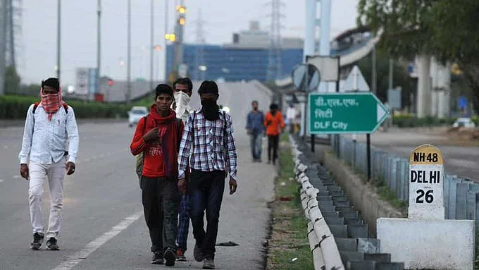 சொந்த ஊர்களுக்கு நடந்து செல்லும் மக்கள்