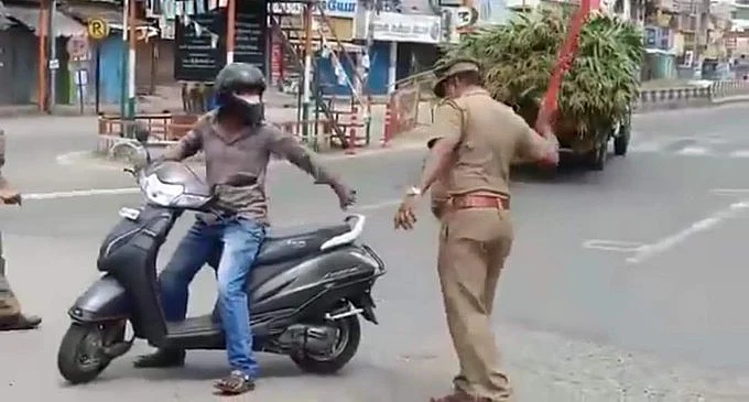 போலீஸ் லத்தி தாக்குதல்