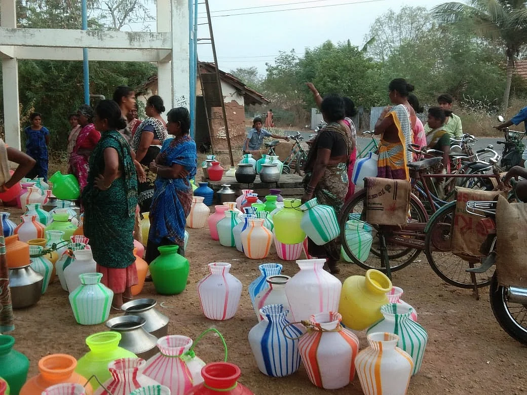 `உயிர் பயத்தை வெறுத்து, குடிநீருக்காக கூட்டம்!' - தண்ணீர் பஞ்சத்தால் அவதியுறும் கரூர் மக்கள்