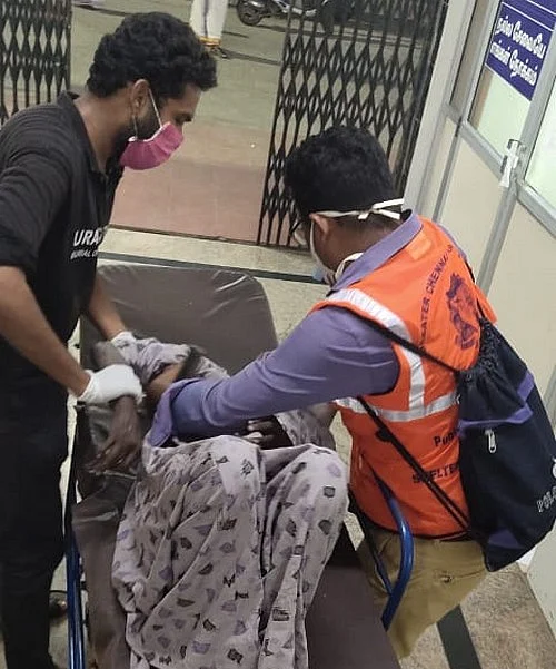 மூதாட்டிக்கு சிகிச்சை