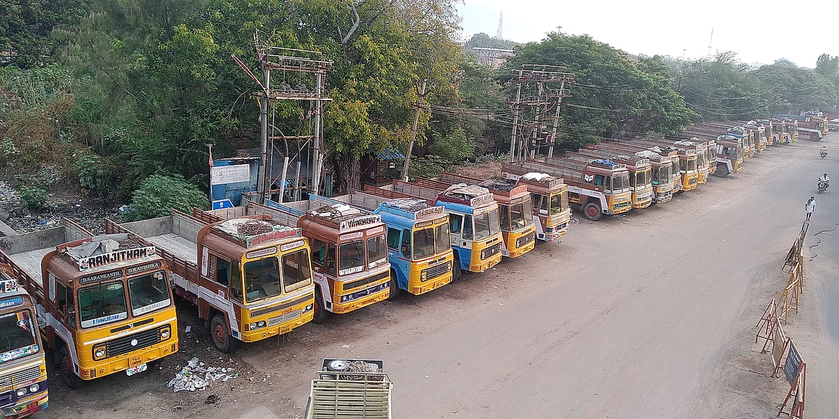 லோடு இல்லாமல் நின்றிருக்கும் லாரிகள்