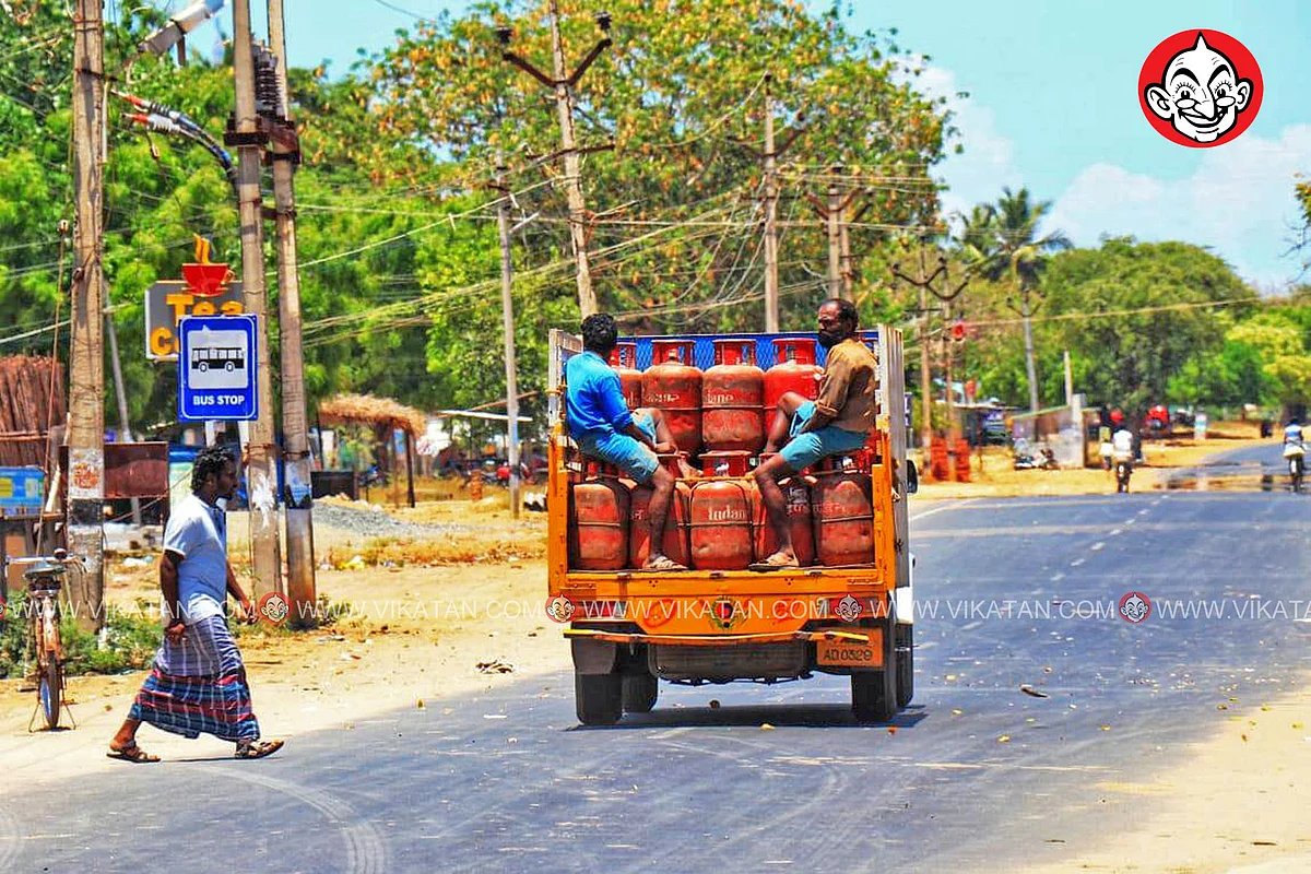 ஊரடங்கு காலங்களில் மண்டபம் பகுதியில் சிலிண்டர் வினியோகம் செய்கின்றனர்.