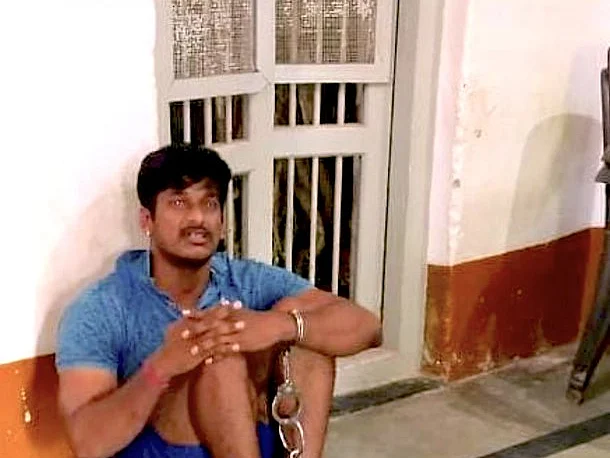 சிஆர்பிஎஃப் வீரரை சங்கிலியால் கட்டிவைத்த கர்நாடக போலீஸ் - லாக்டெளன் சர்ச்சைகள்