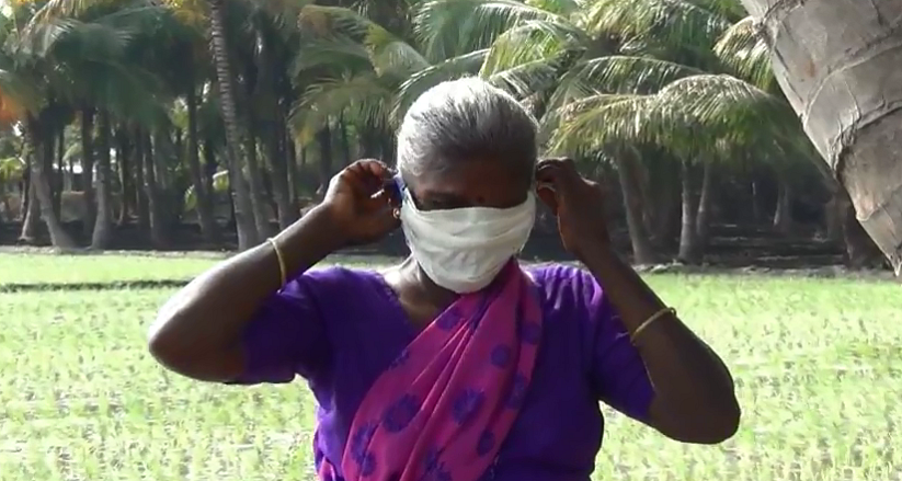 மாஸ்க் அணியும் பெண்