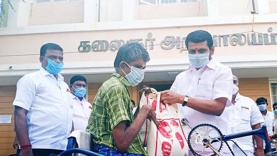 உதவிகள் வழங்கும் செந்தில் பாலாஜி