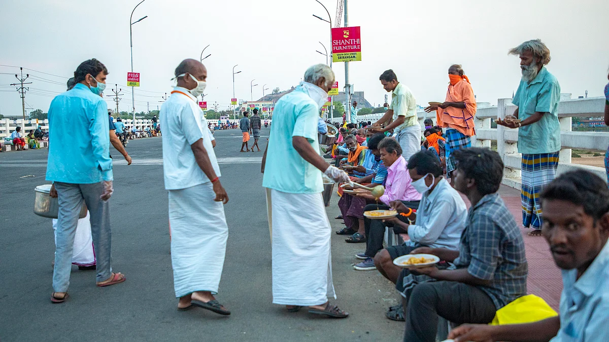 காவிரிப் பாலத்தில் உணவுக்காகக் காத்திருப்பவர்கள்