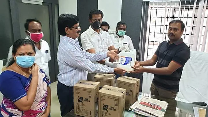 பொருள்கள் வழங்கும் ஐ.பி.செந்தில்குமார்