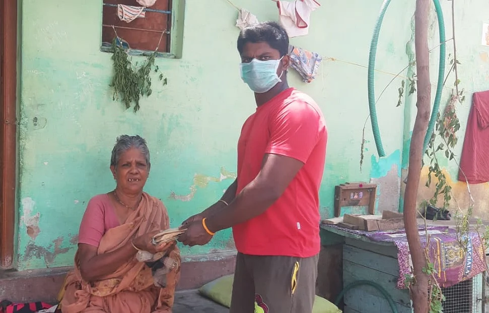 மருந்து வாங்கிக் கொடுத்து உதவும் கம்யூனிஸ்ட் உறுப்பினர்