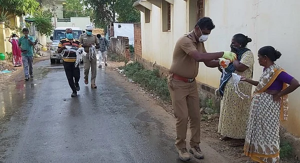 பொதுமக்களுக்கு உதவும் இன்ஸ்பெக்டர் சாகுல்ஹமீது