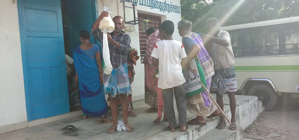 இலவச அரிசி, மளிகை பொருள்கள்