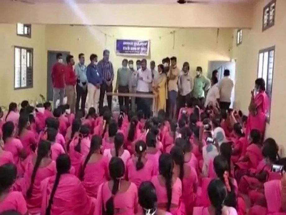 ’பிரதமரின் உத்தரவை மதிக்கவில்லையா?!’ - சர்ச்சையில் சிக்கிய பாஜக எம்.எல்.ஏ.வின் நிவாரண முகாம்