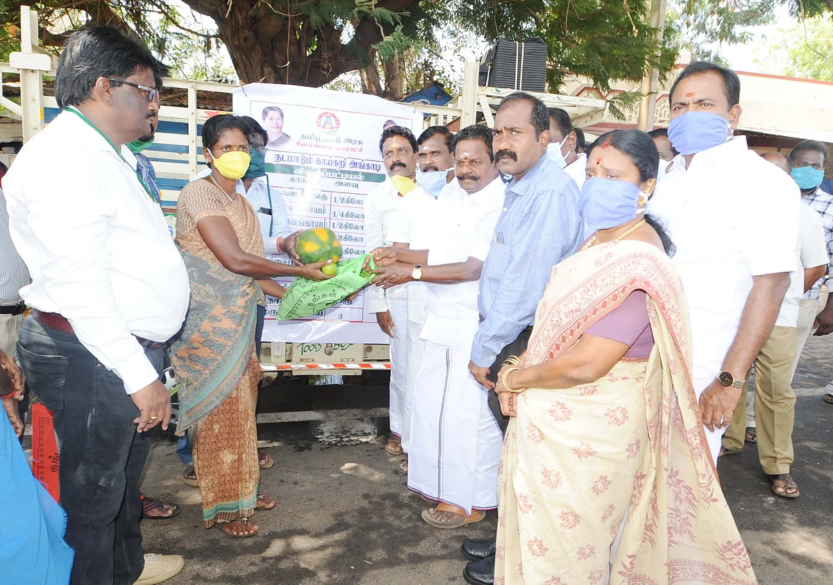 அமைச்சர் பாஸ்கரனுடன்