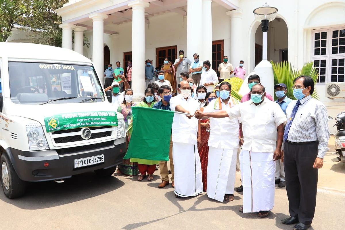 கொடியசைத்து துவக்கி வைக்கும் முதல்வர் நாராயணசாமி