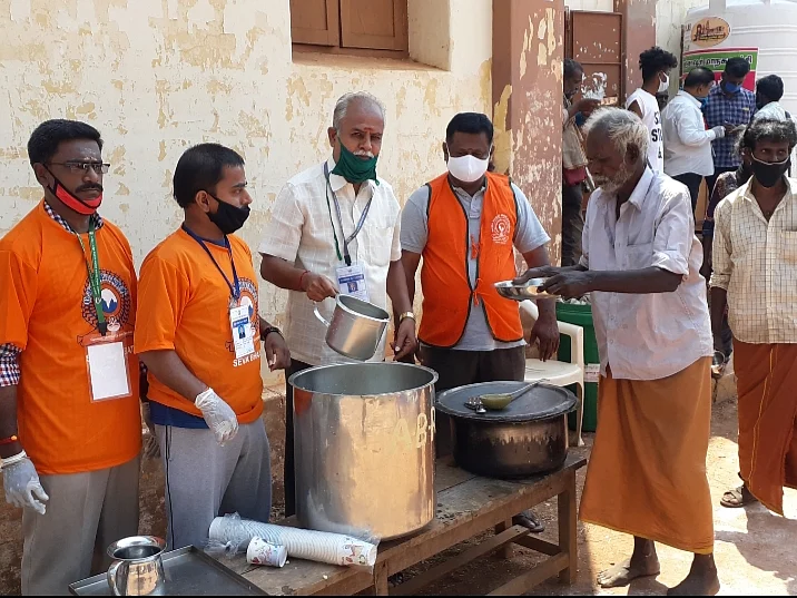 பணியில் தன்னார்வலர்கள்