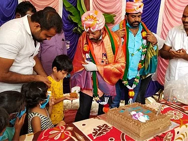 `ஊரடங்கா...அப்டின்னா?'- அரசுப் பள்ளியில் பிரியாணி விருந்தளித்து பிறந்தநாள் கொண்டாடிய பாஜக எம்.எல்.ஏ