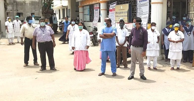 கைதட்டி வழியனுப்பி வைத்த மருத்துவர்கள்