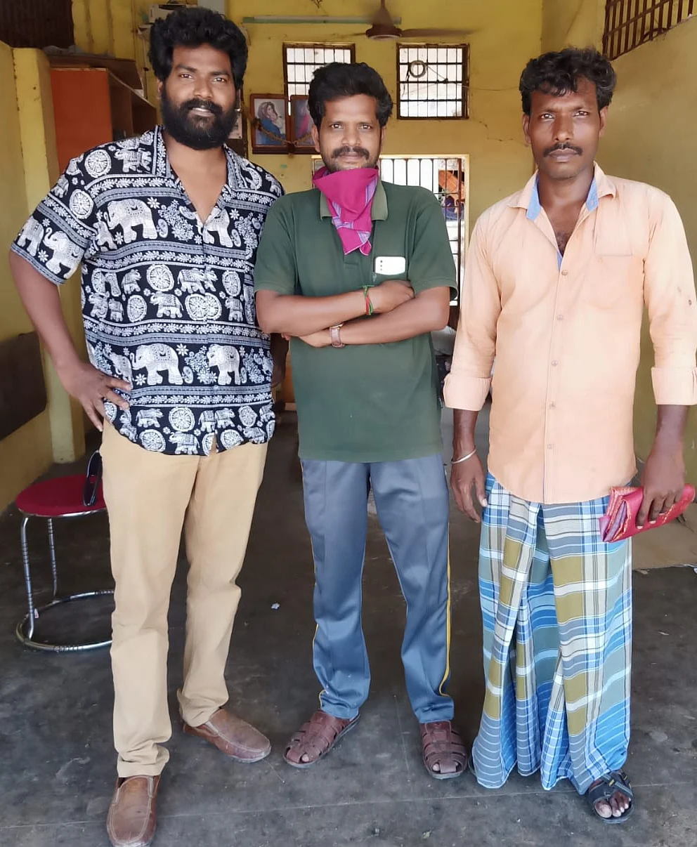 நண்பர்களுடன் விக்ரம் ஜெகதீஷ் (இடது புறத்தில்)