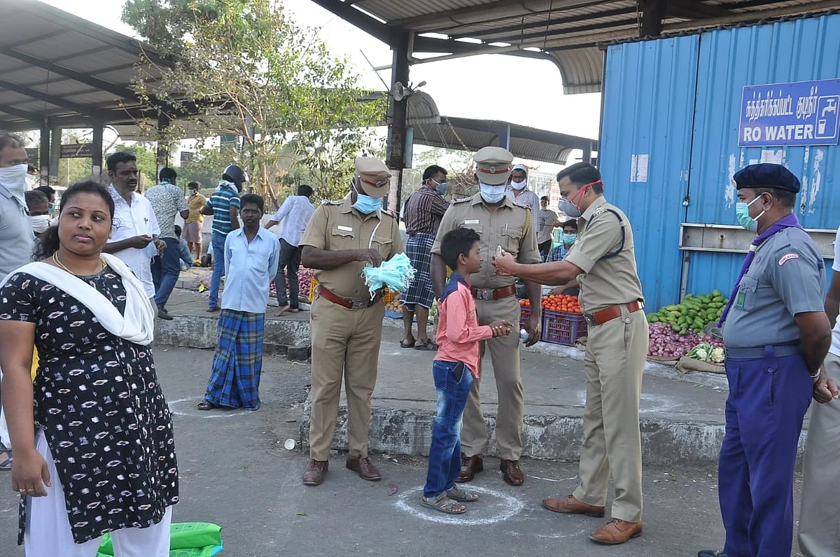விழிப்புணர்வு ஏற்படுத்தும் போலீஸார்