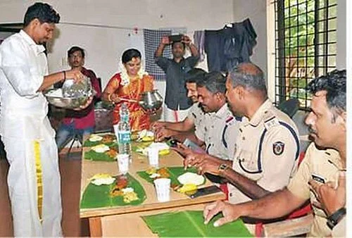 போலீசாருக்கு திருமண விருந்து