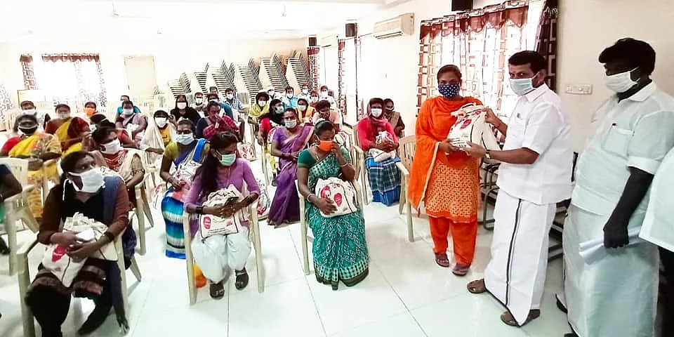 உதவிகள் வழங்கும் செந்தில் பாலாஜி