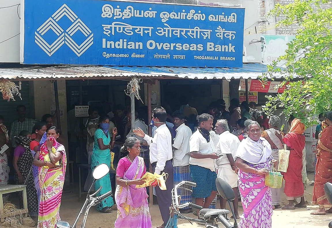 வங்கி முன்பு திரண்ட மக்கள்