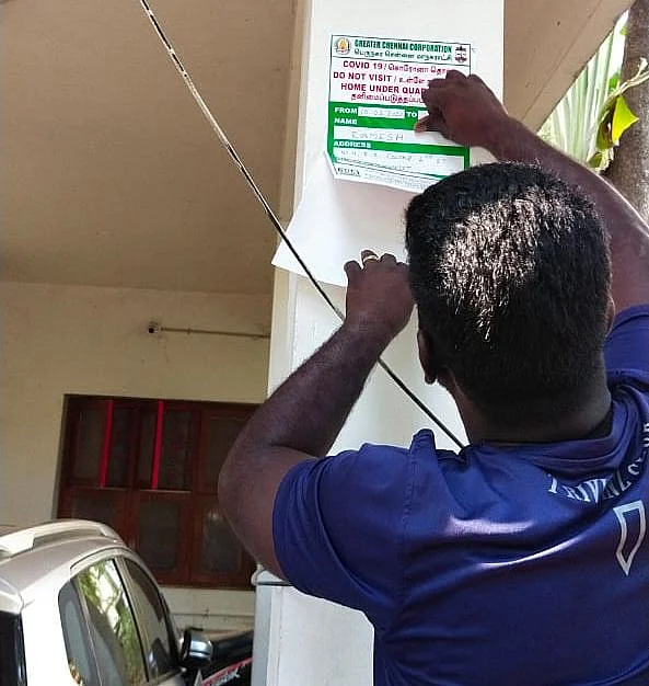 கொரோனாவால் தனிமைப்படுத்தப்பட்ட வீட்டில் ஸ்டிக்கர்