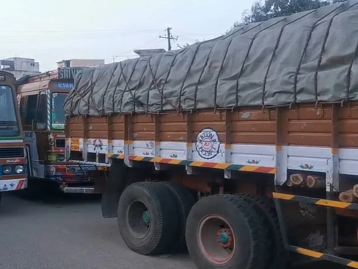 `சரக்கை வெச்சுட்டு உசுருக்குப் போராடுறோம்’ -ரூ.1 கோடி மதிப்பிலான பாட்டில்களோடு குமுறும் ஓட்டுநர்கள்