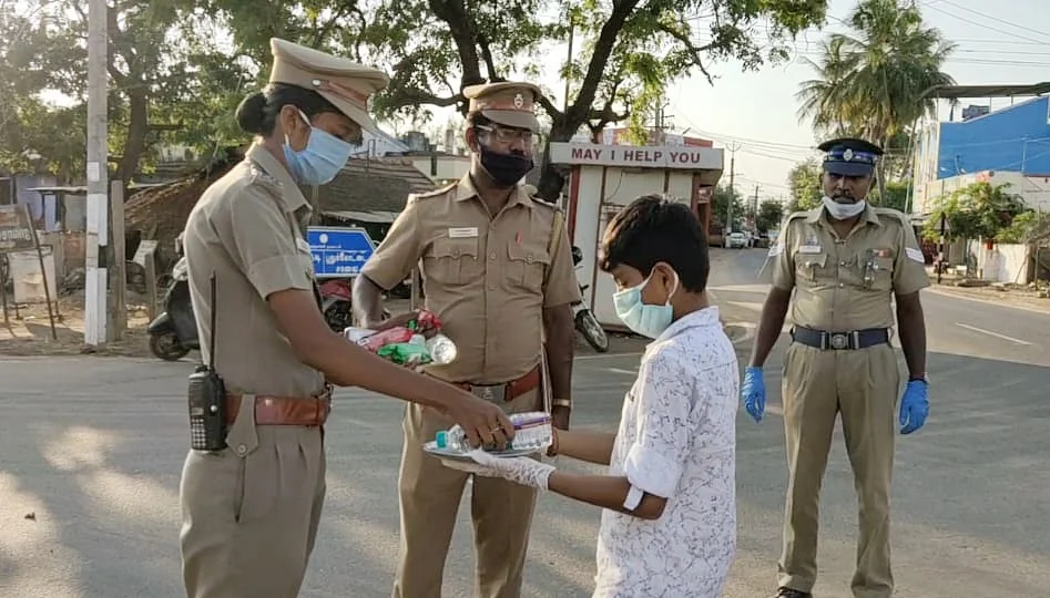 பிறந்தநாளில் பிஸ்கட் கொடுத்த சிறுவன்