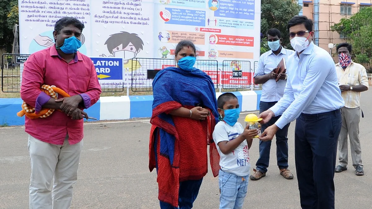 கொரோனா நிதி கொடுக்கும் சிறுவன்