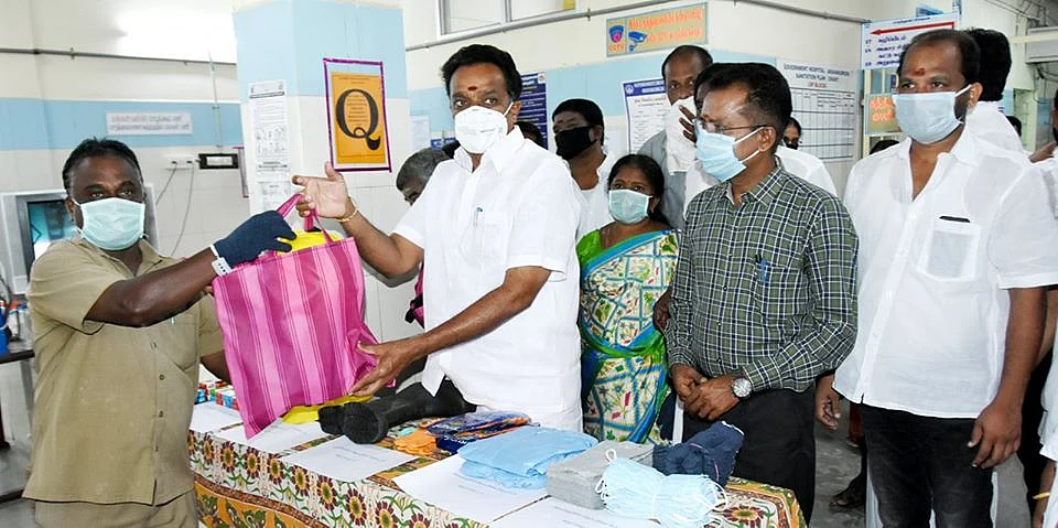 உதவிகள் வழங்கும் எம்.ஆர்.விஜயபாஸ்கர்