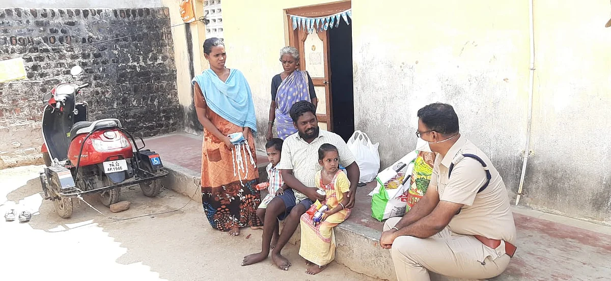 ராதாகிருஷ்ணன் குடும்பத்தினருடன் விழுப்புரம் மாவட்ட எஸ்.பி ஜெயக்குமார்