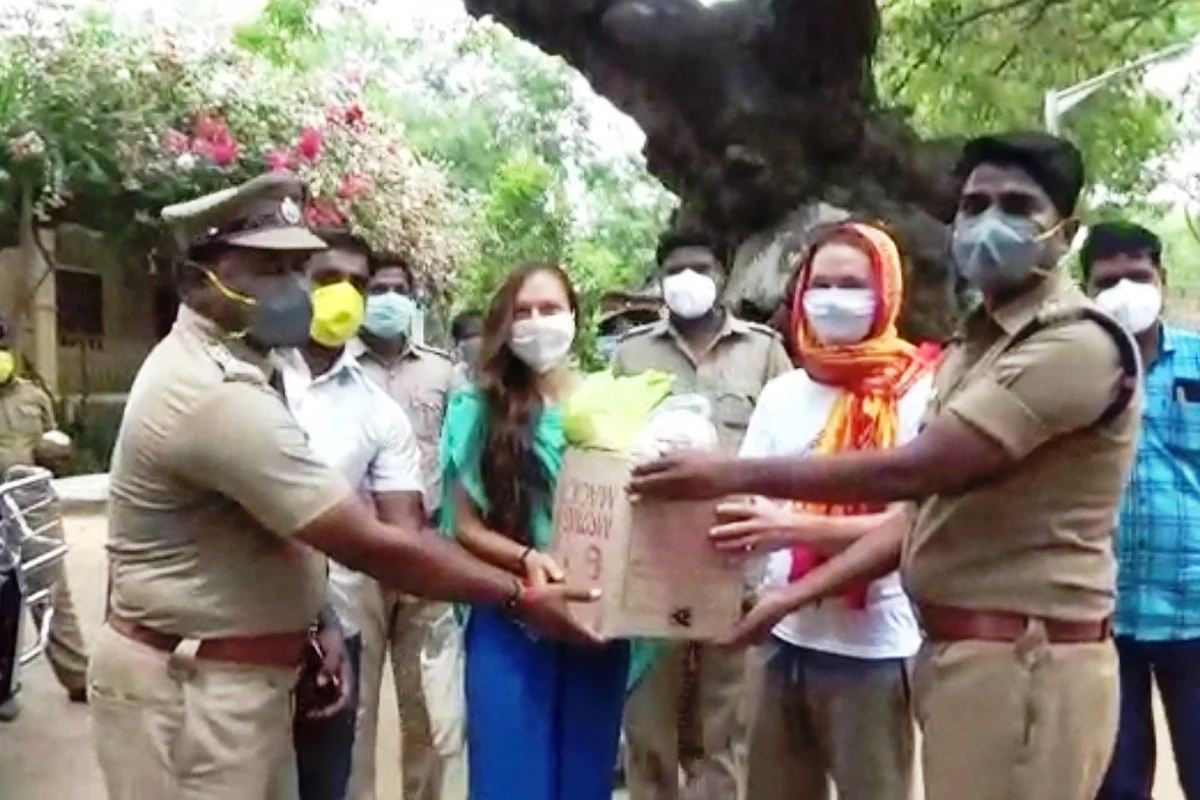 அத்தியாவசியப் பொருள்கள் கொடுக்கும் எஸ்.பி.சிபி சக்கரவர்த்தி