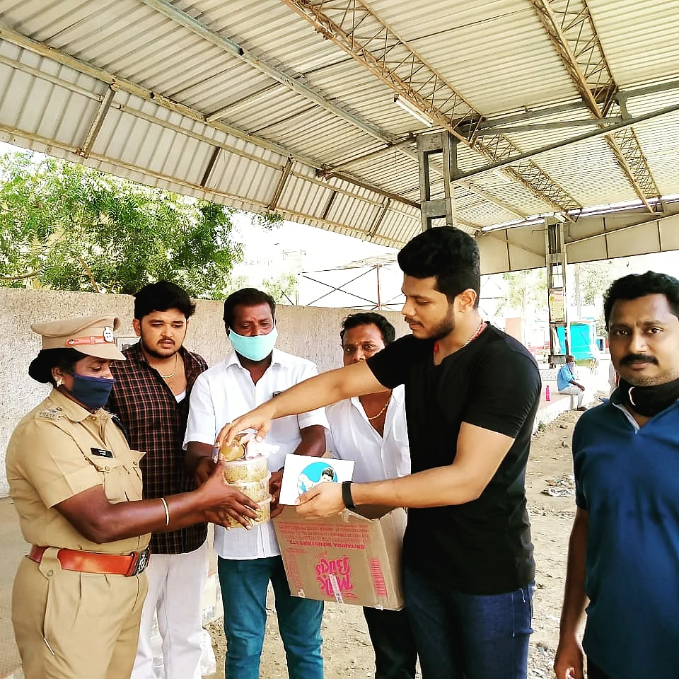 காவலர்களுக்கு பிரியாணி விருந்து