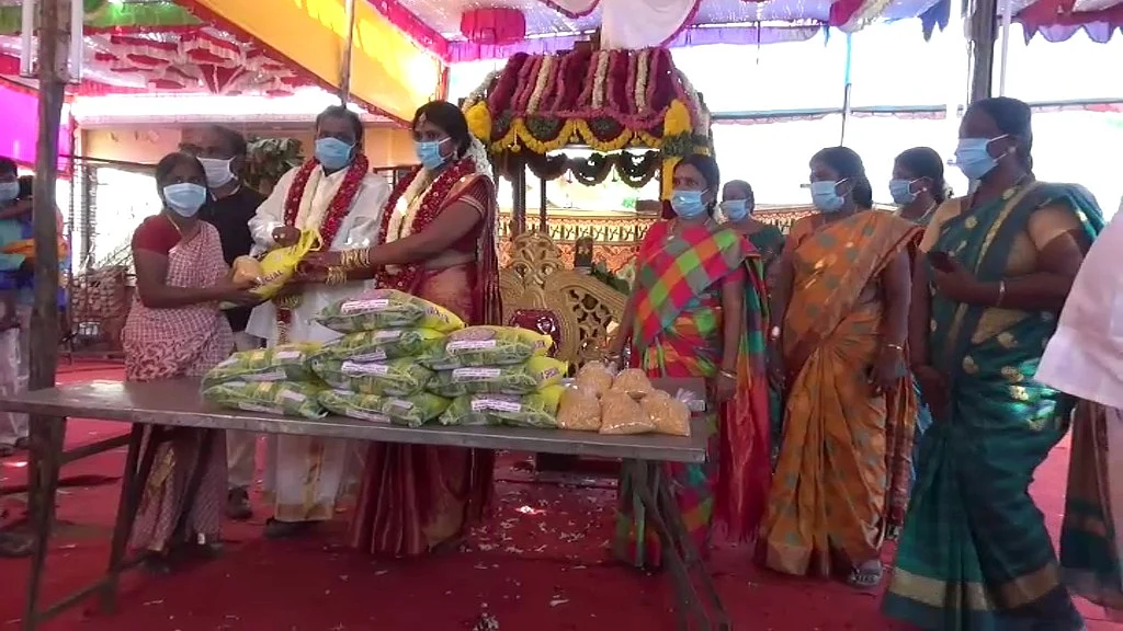 தொகுப்பு பை வழங்கும் மணமக்கள்