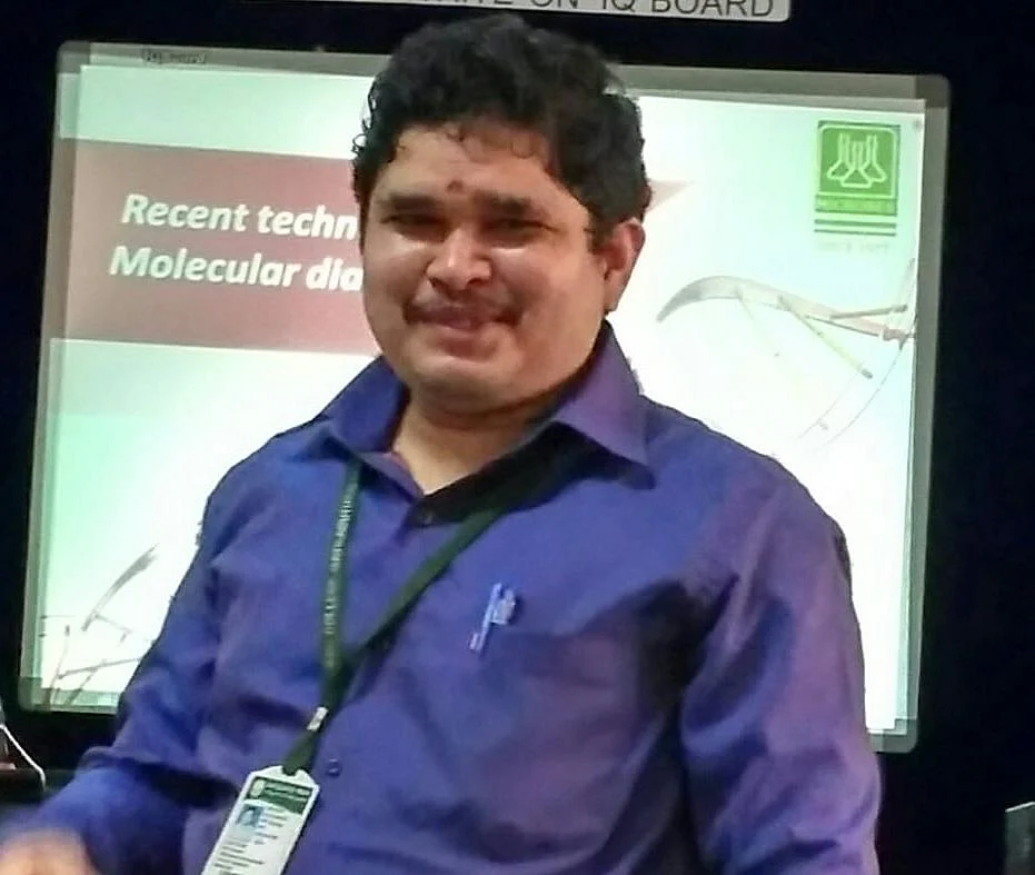 நுண்ணுயிரியல் துறை பேராசிரியர் டாக்டர். அருண் பிரசாத்